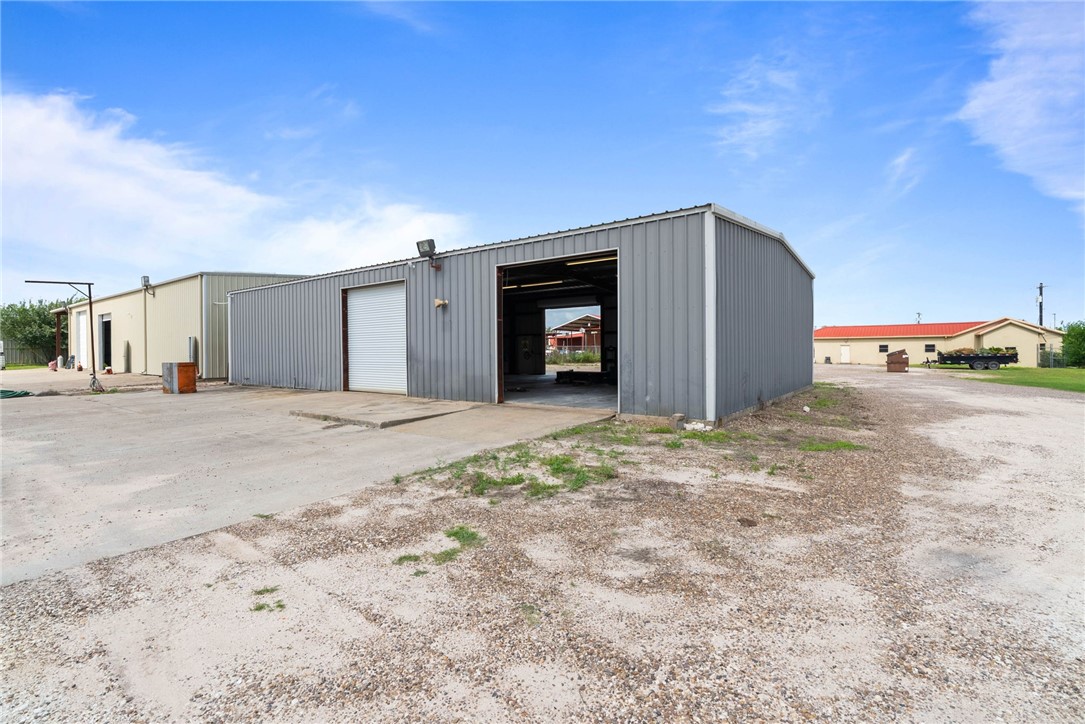 2404 N Us Highway 281 Property Photo 10