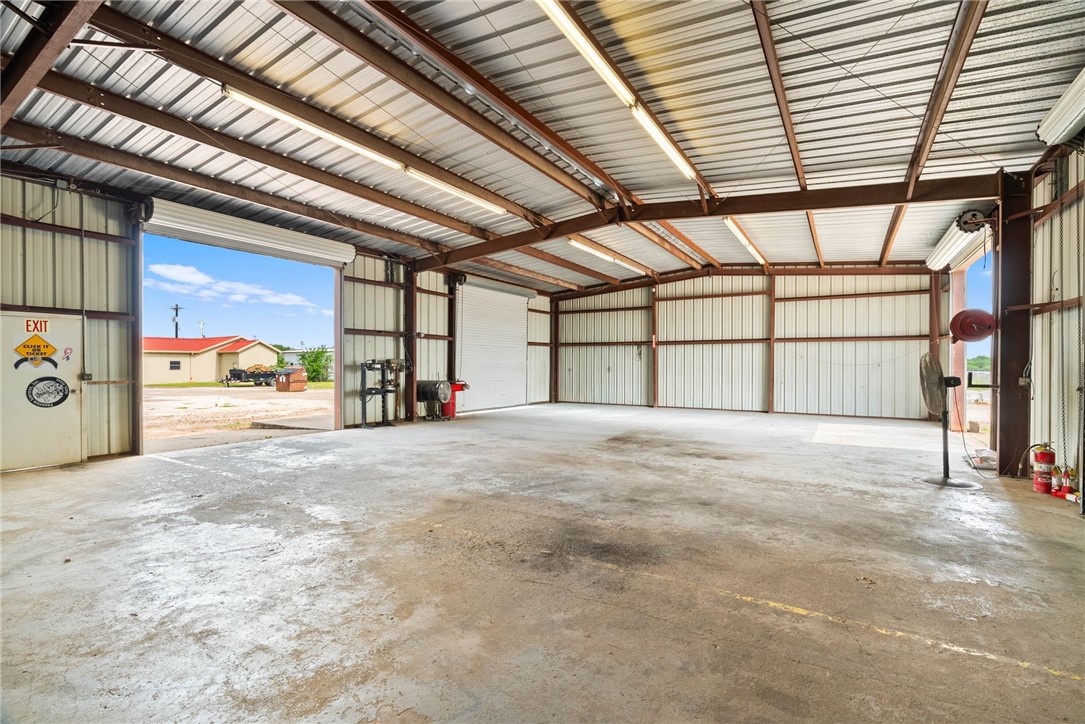 2404 N Us Highway 281 Property Photo 12