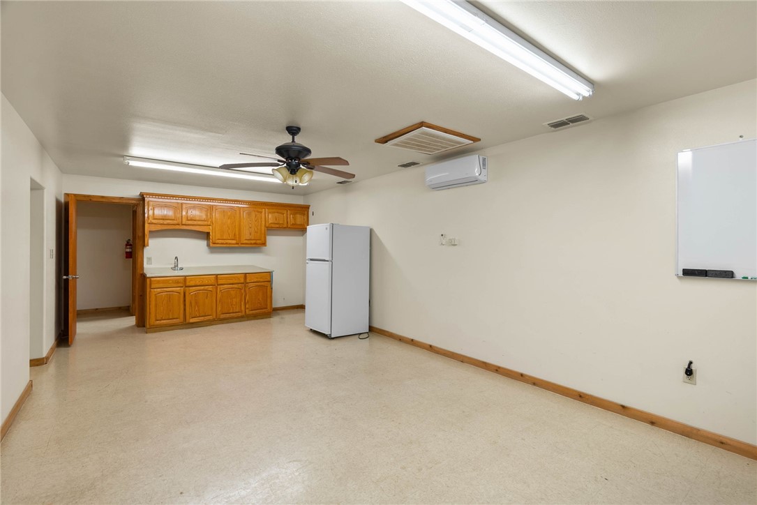 2404 N Us Highway 281 Property Photo 13