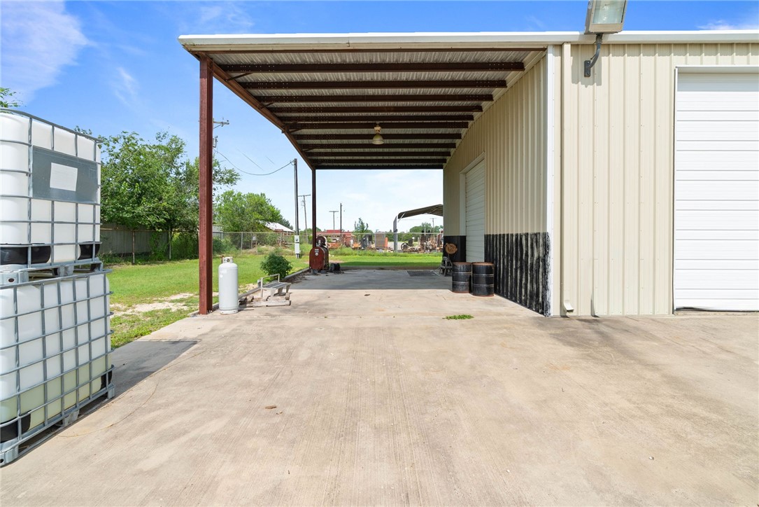 2404 N Us Highway 281 Property Photo 15