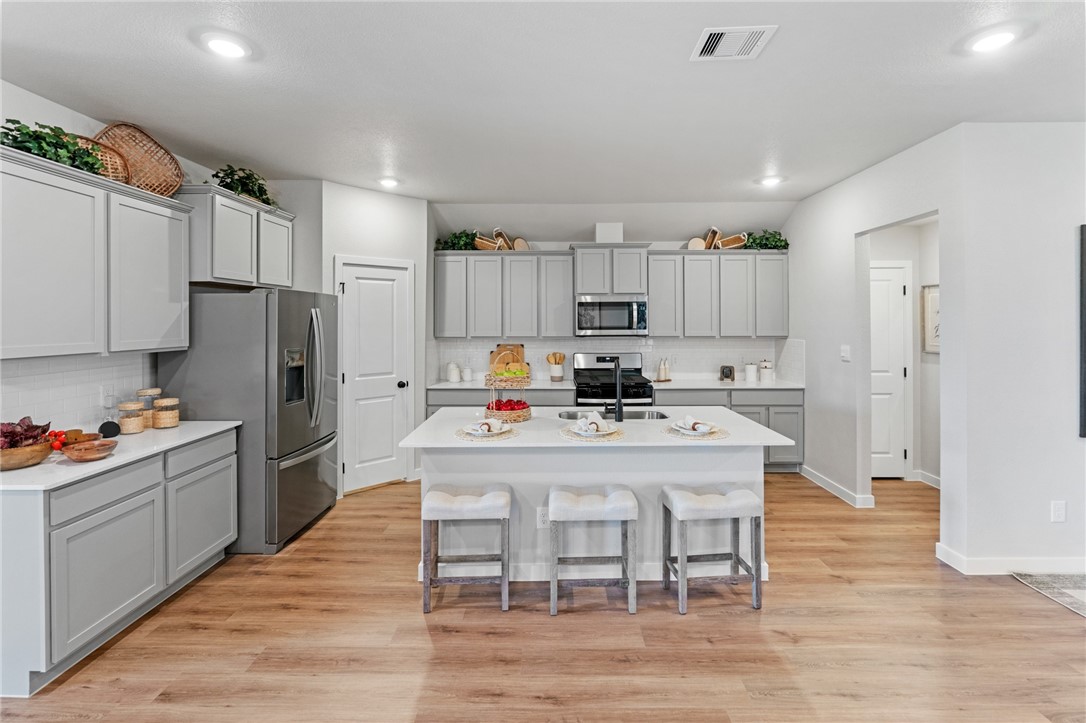 1401 Irigoyen St Property Photo 4