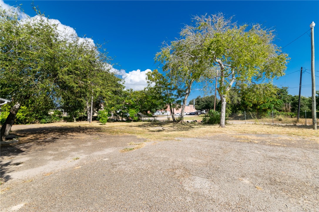 926 Park Ave Property Photo 3