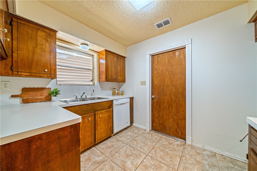 2210 Brighton Dr Property Photo 12