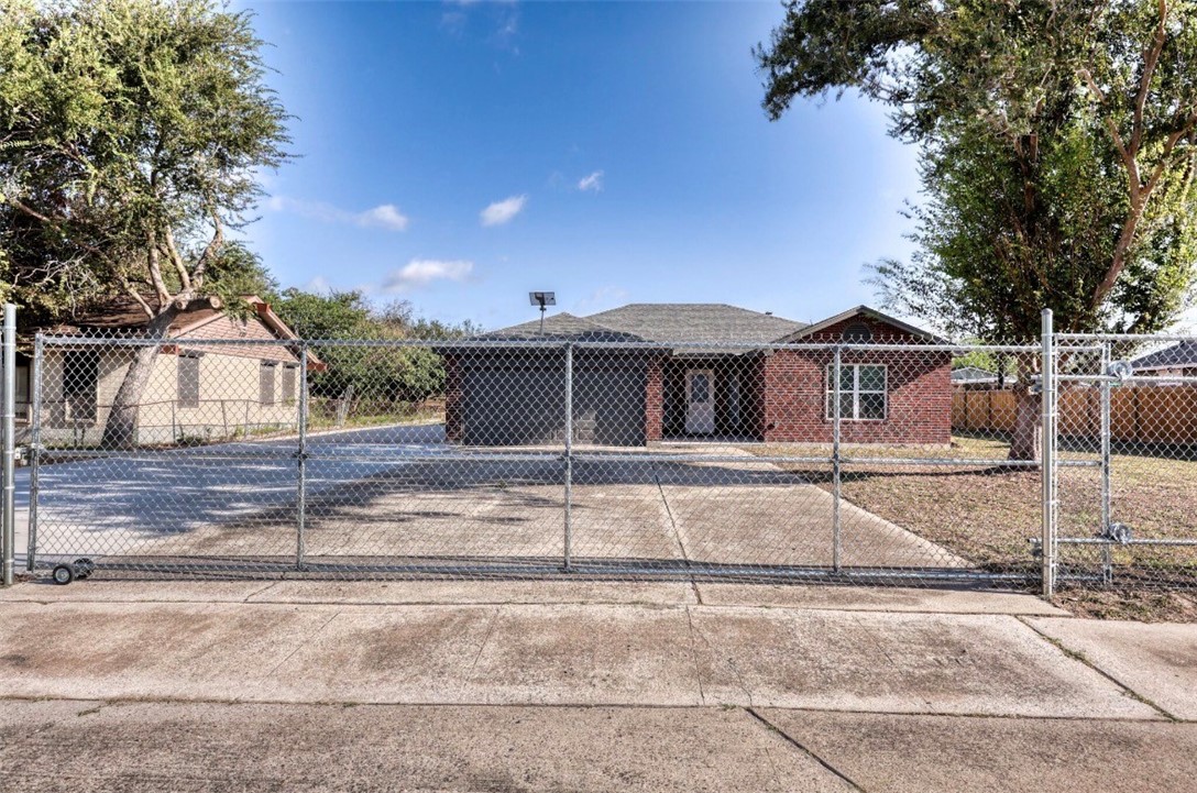 950 Mendoza St Property Photo 3