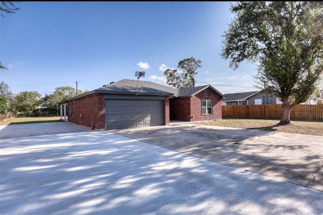 950 Mendoza St Property Photo 4