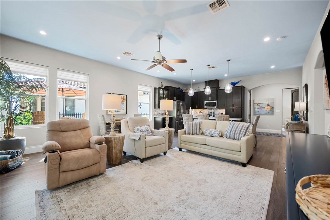 1401 Royal Oaks Property Photo 3