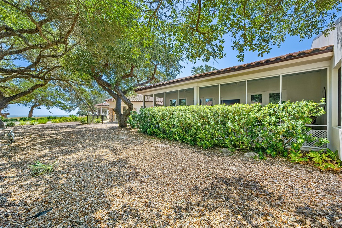 1401 Royal Oaks Property Photo 26