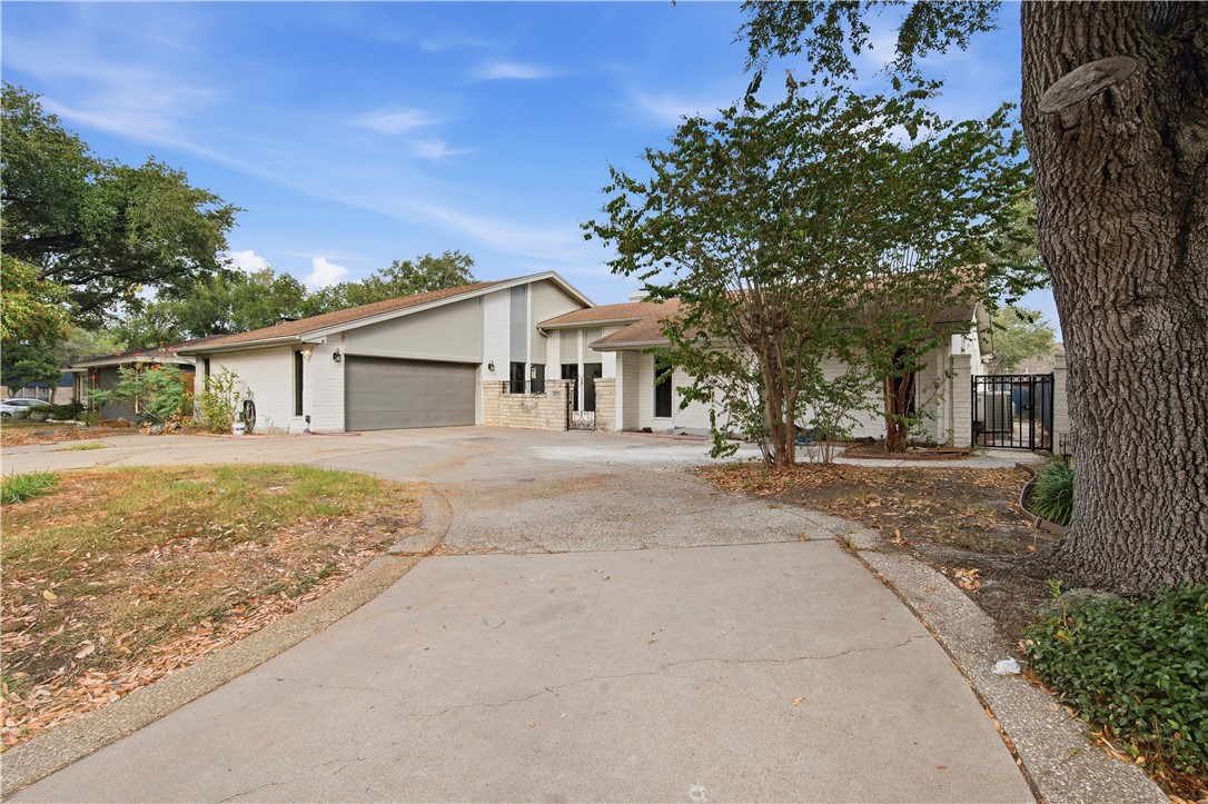 4325 Wood River Dr Property Photo 1