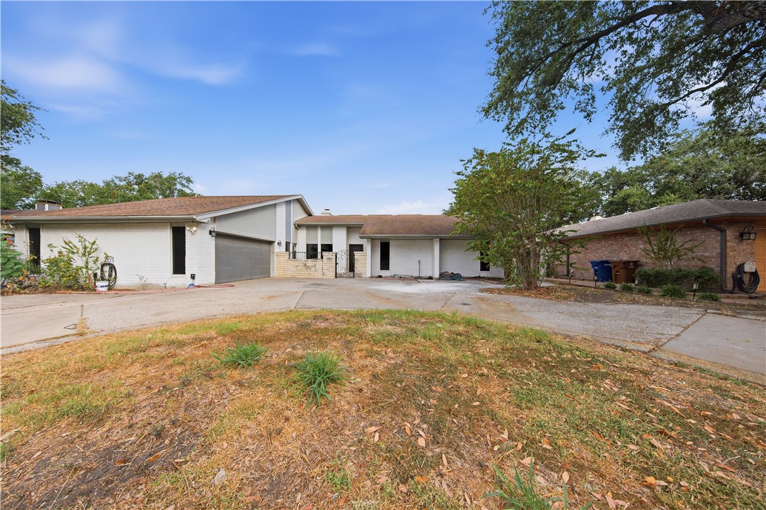 4325 Wood River Dr Property Photo 2