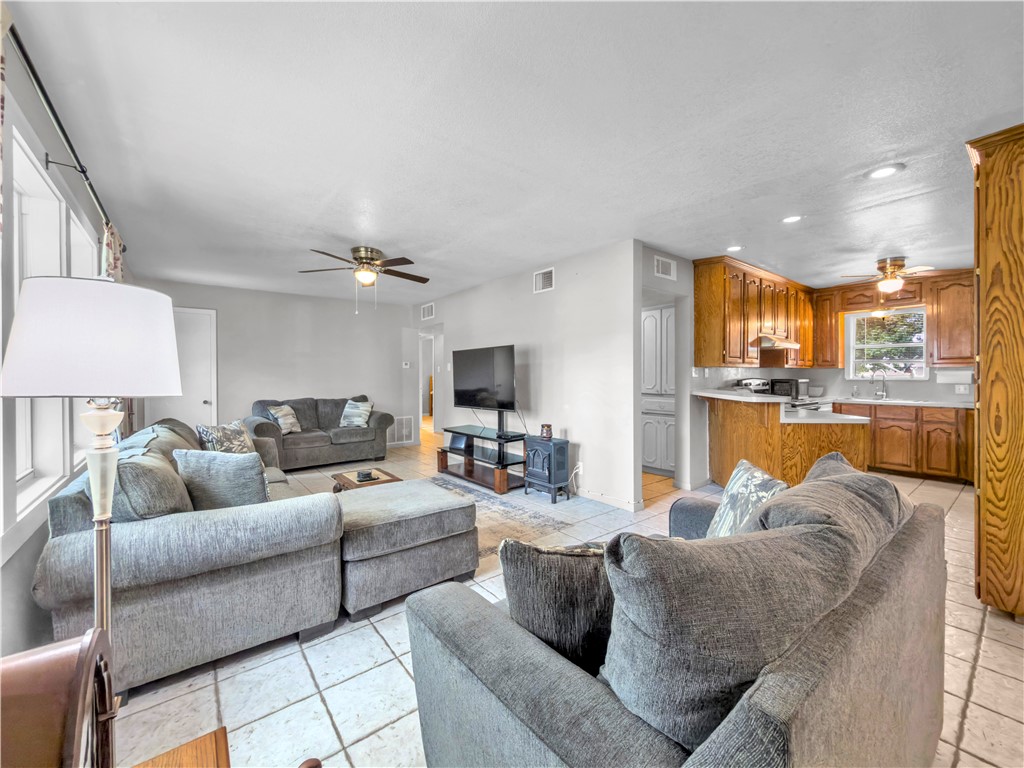 2633 Henretta Pl Property Photo 6