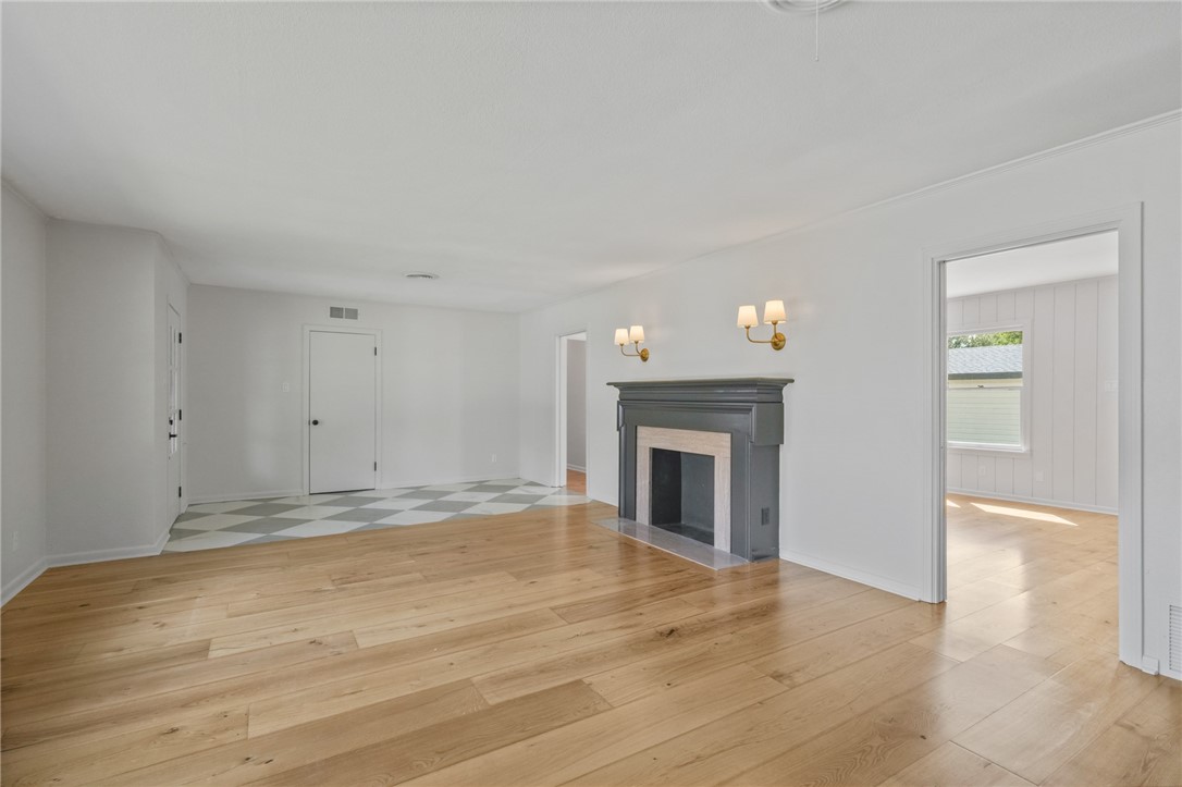 301 Pasadena Pl Property Photo 3