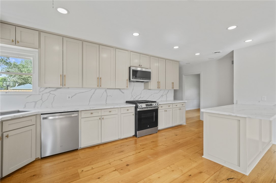 301 Pasadena Pl Property Photo 4