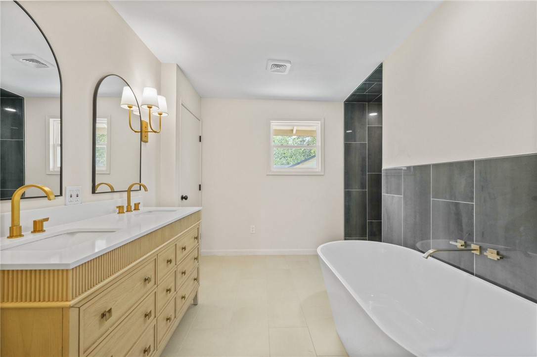 301 Pasadena Pl Property Photo 7