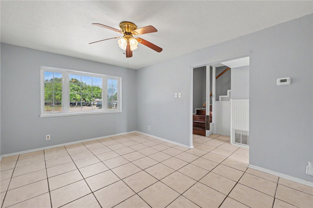 214 Hialeah Dr Property Photo 3
