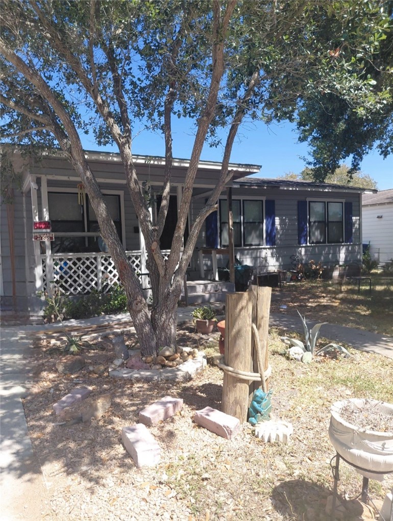 1026 Deforrest St Property Photo 2