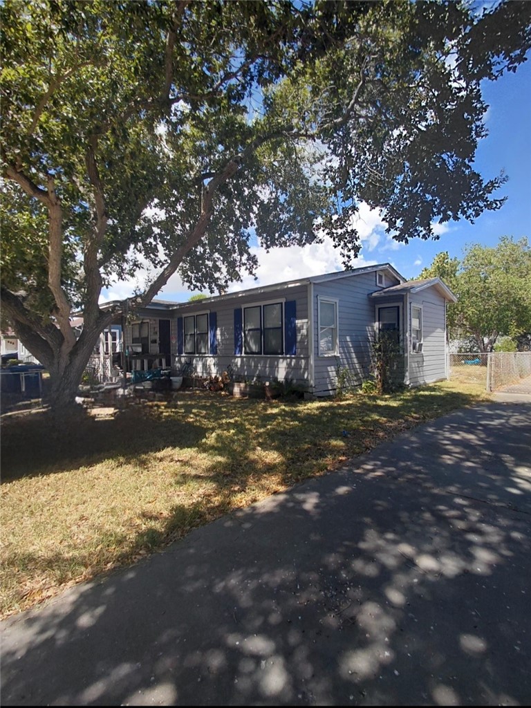 1026 Deforrest St Property Photo 3