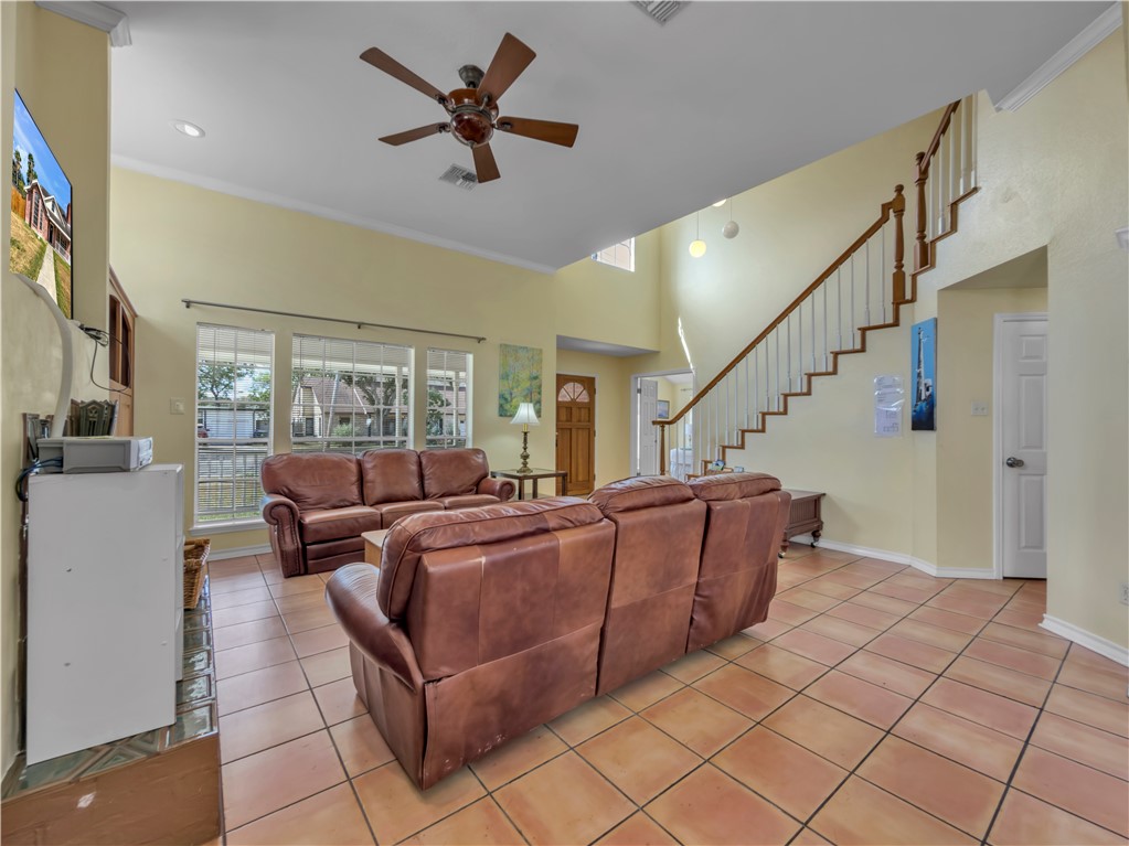 337 Paloma St Property Photo 8