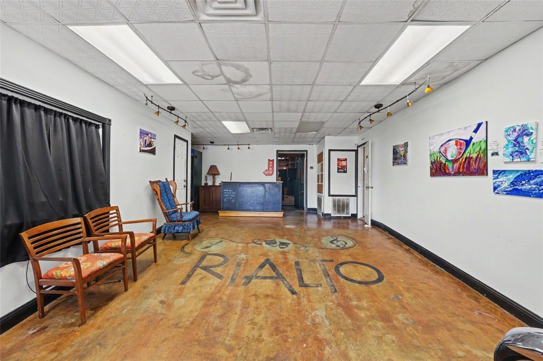 327 S Commercial St Property Photo 4