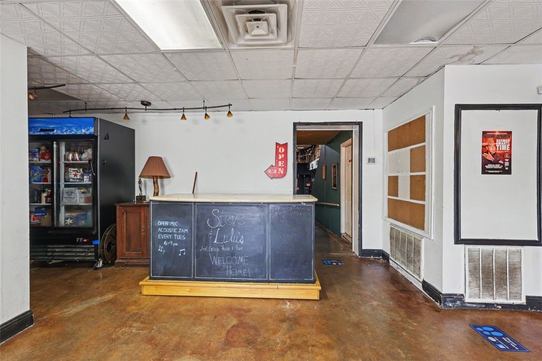 327 S Commercial St Property Photo 5