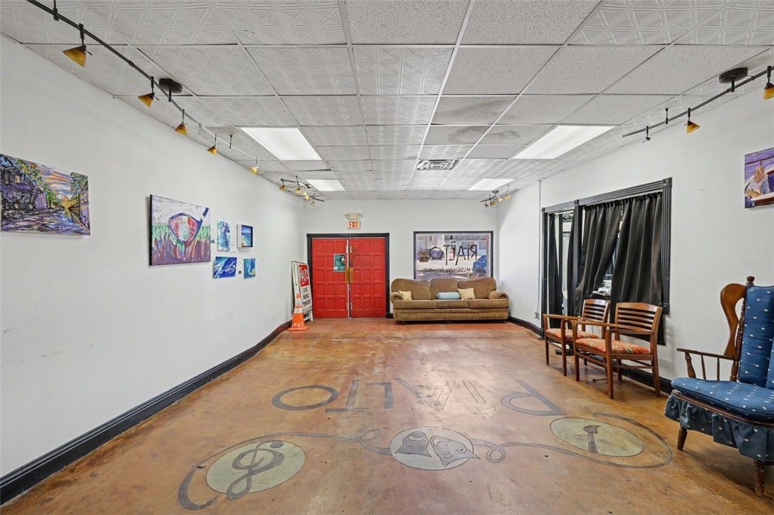 327 S Commercial St Property Photo 6