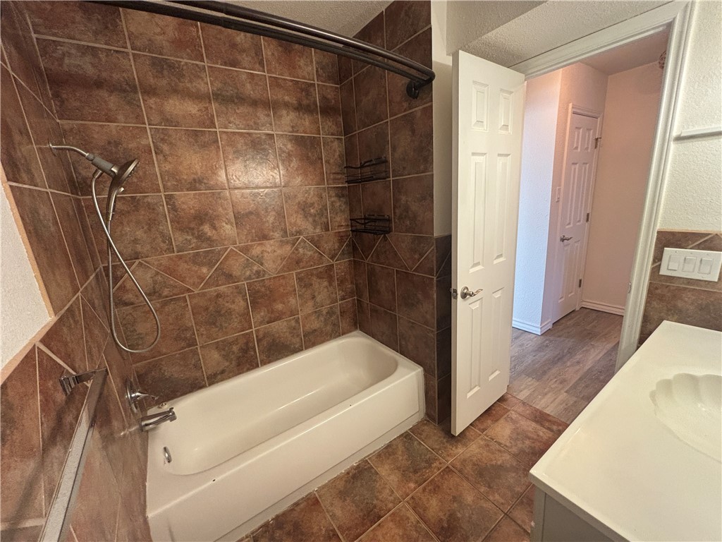 4141 Whiteley Dr 203 Property Photo 5
