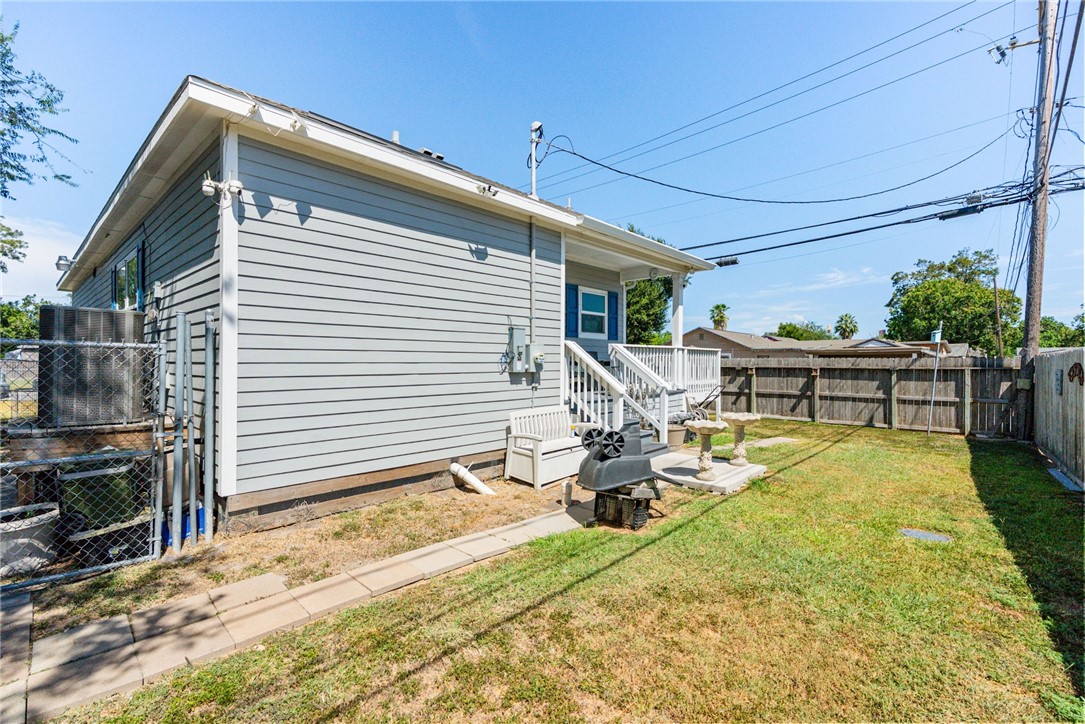 2041 Yale St Property Photo 21