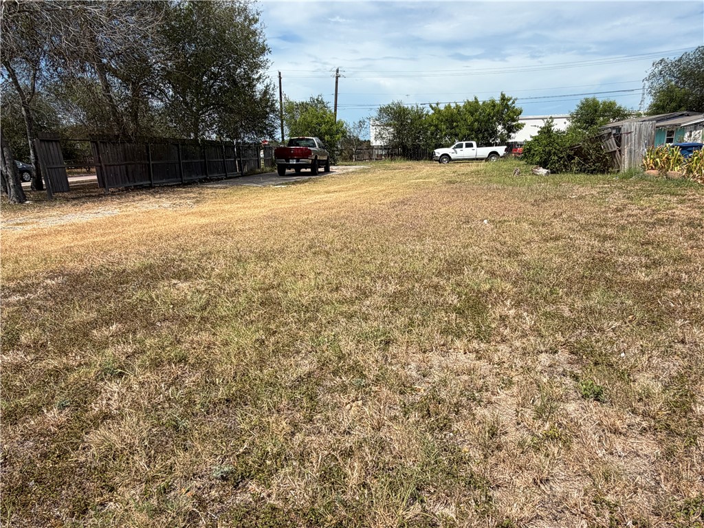 4914 Williams Dr Property Photo 3