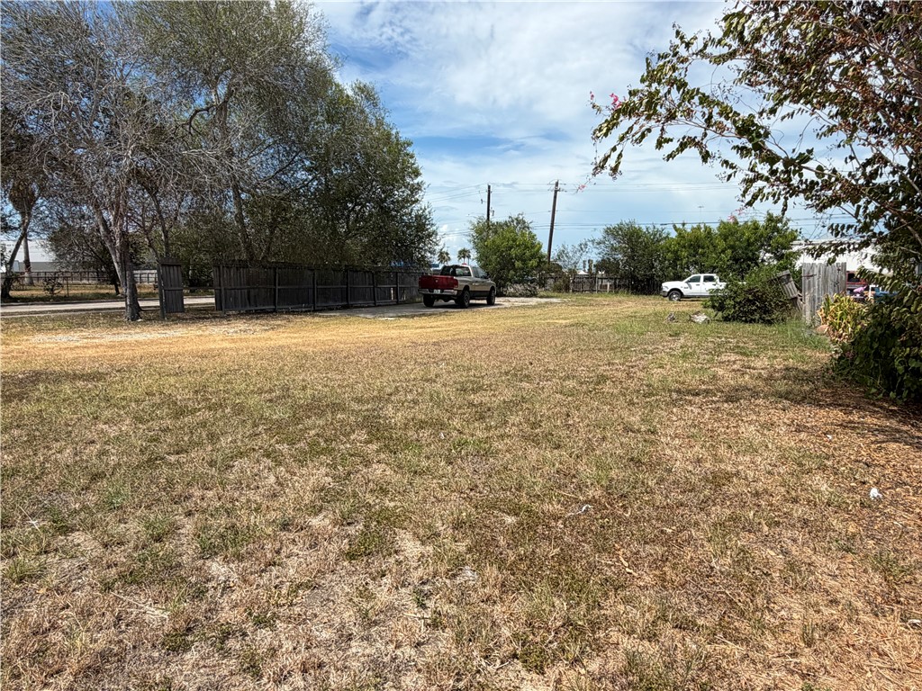 4914 Williams Dr Property Photo 4