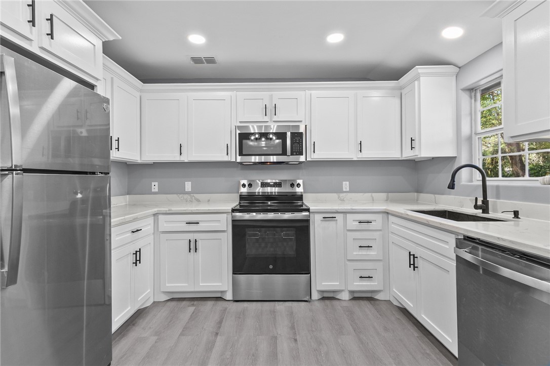 1120 Oakland Property Photo 11