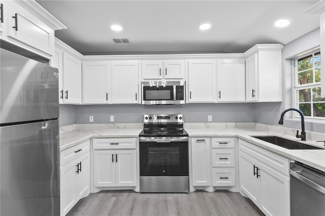 1120 Oakland Property Photo 12