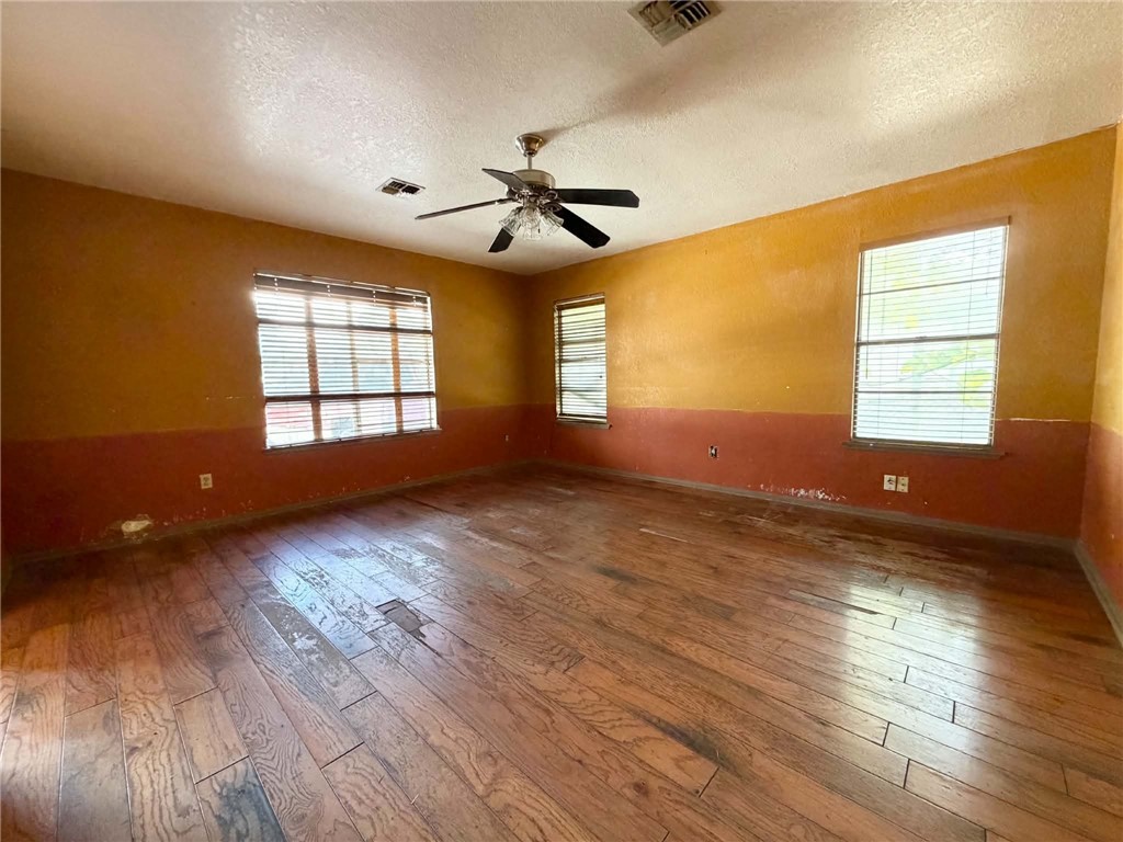 2929 Mary St Property Photo 3