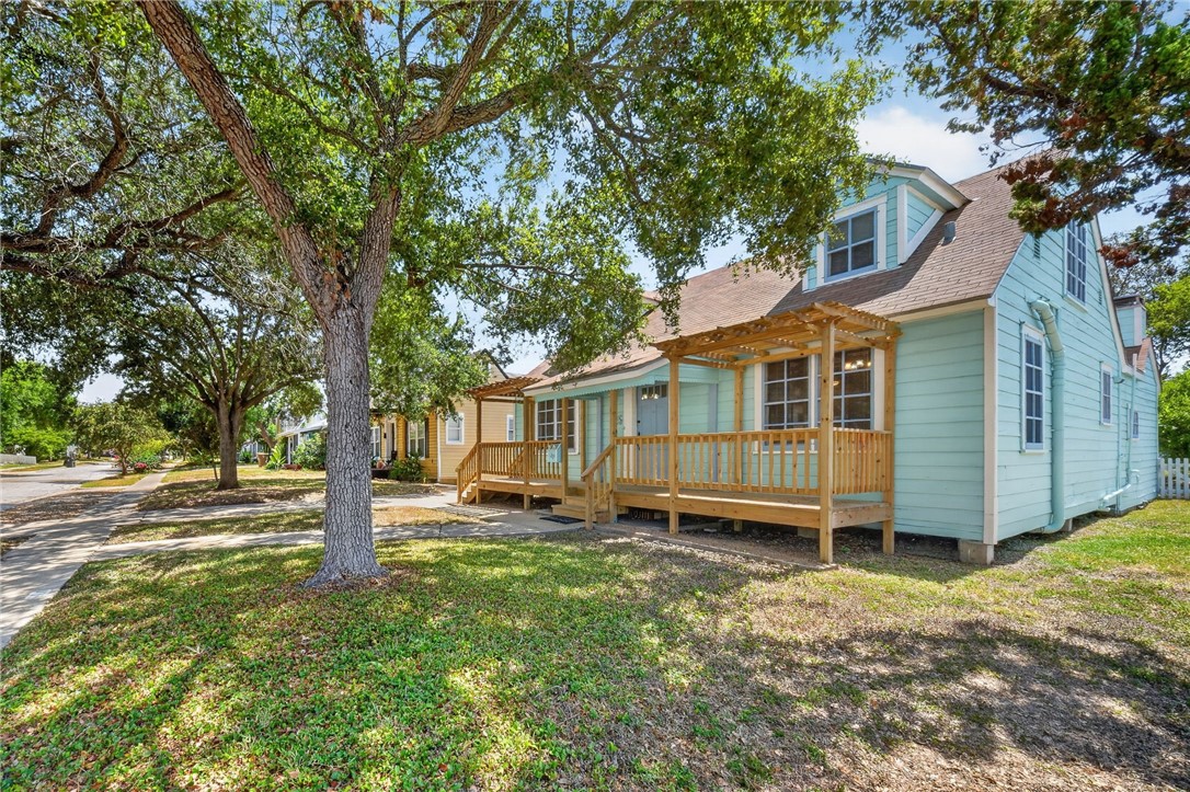 425 Palmero St Property Photo 3