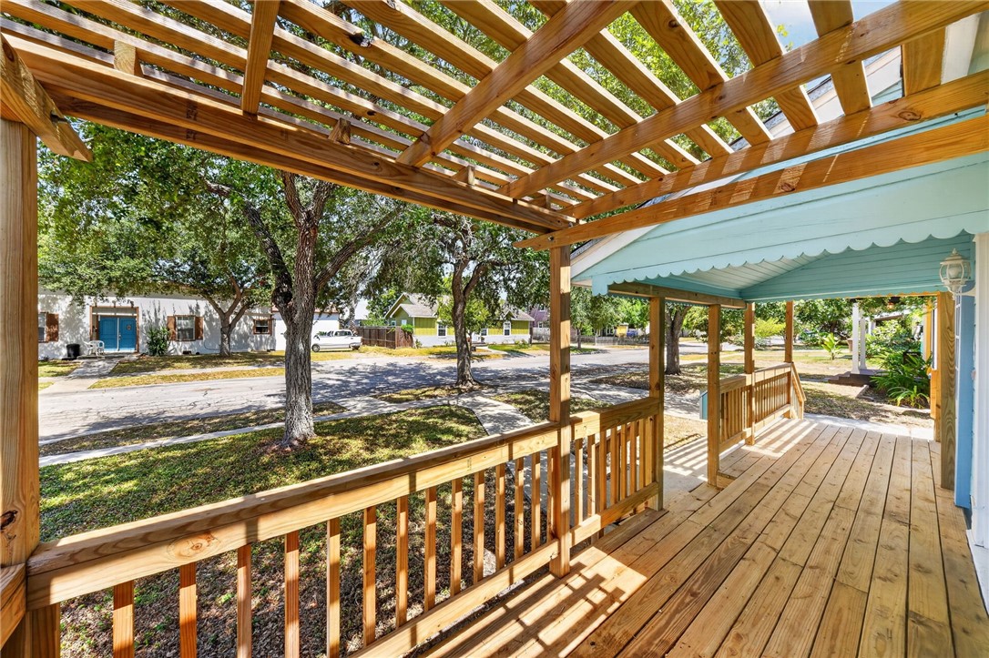 425 Palmero St Property Photo 4