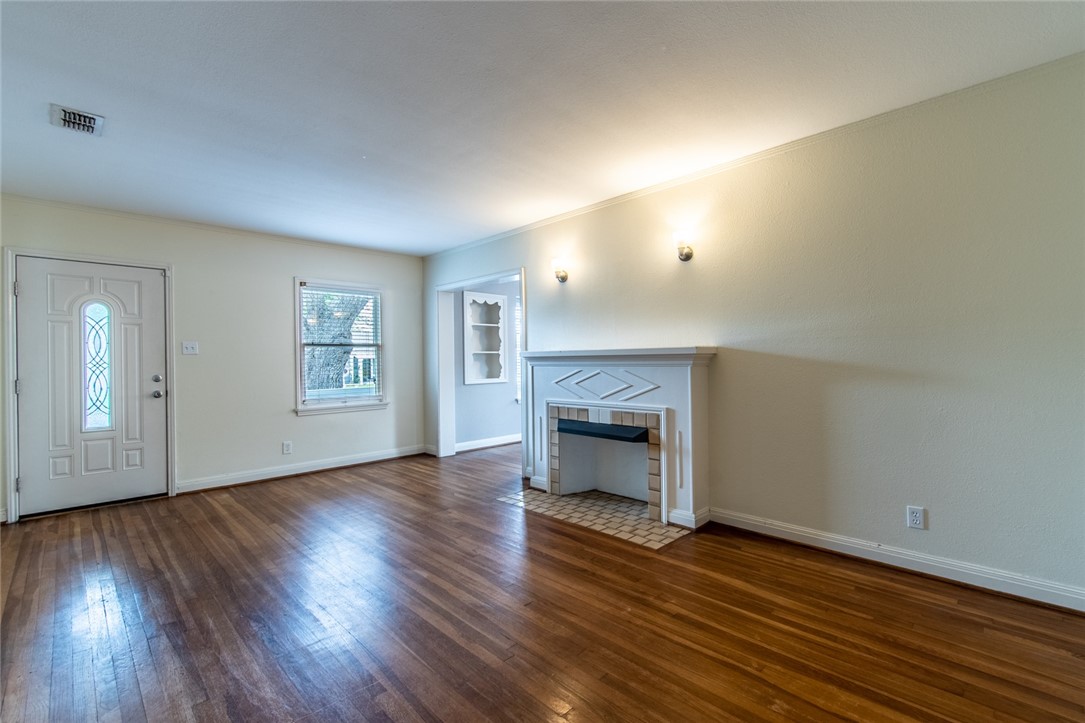 3038 Austin St Property Photo 5