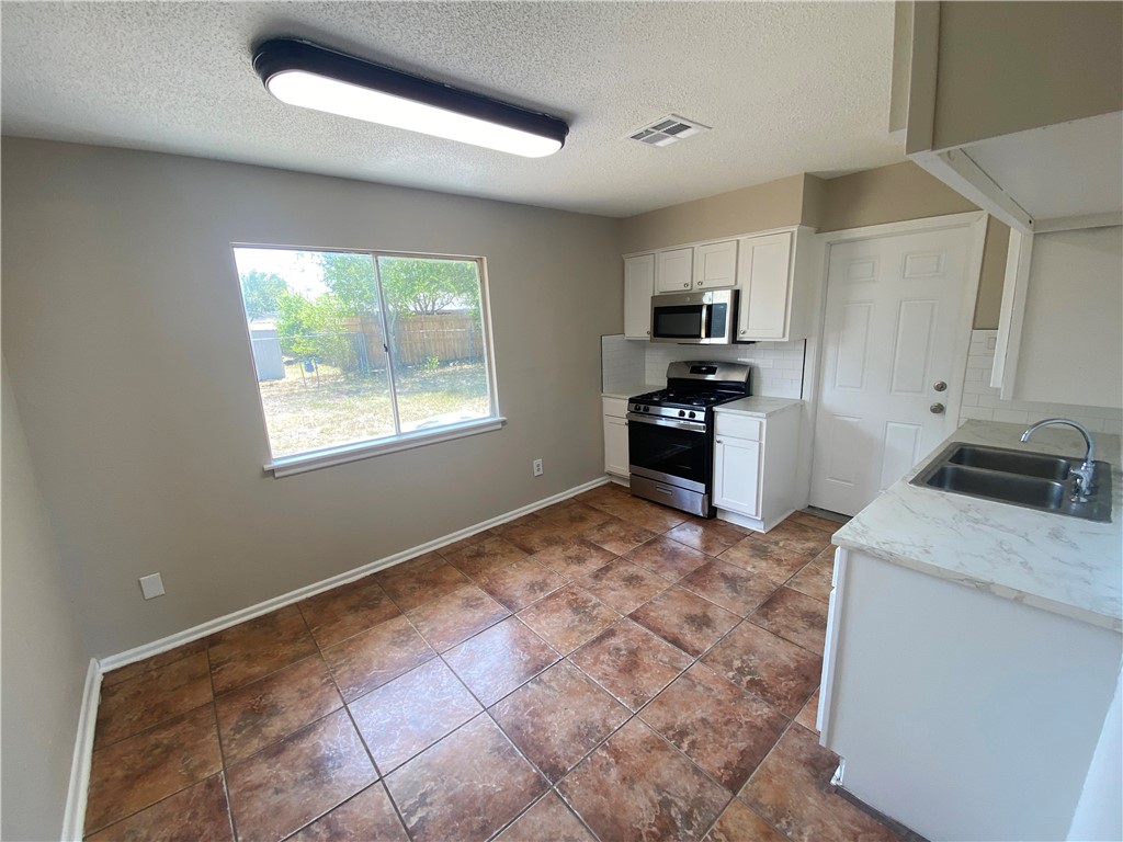1433 Madrid Dr Property Photo 6