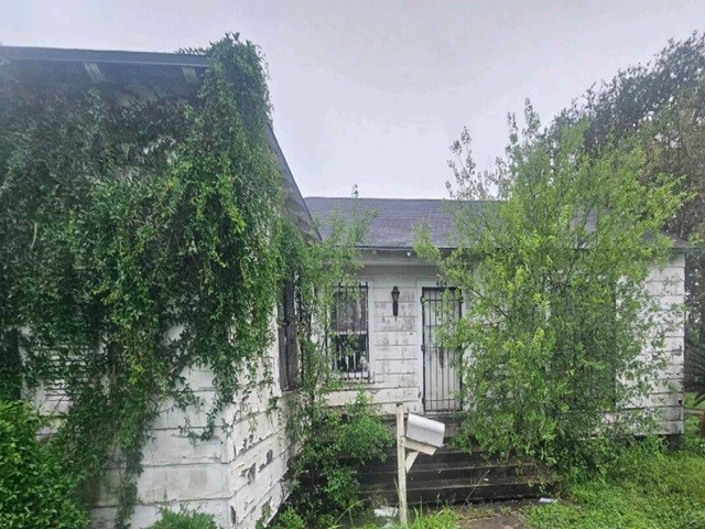404 E Ligustrum Blvd Property Photo 1