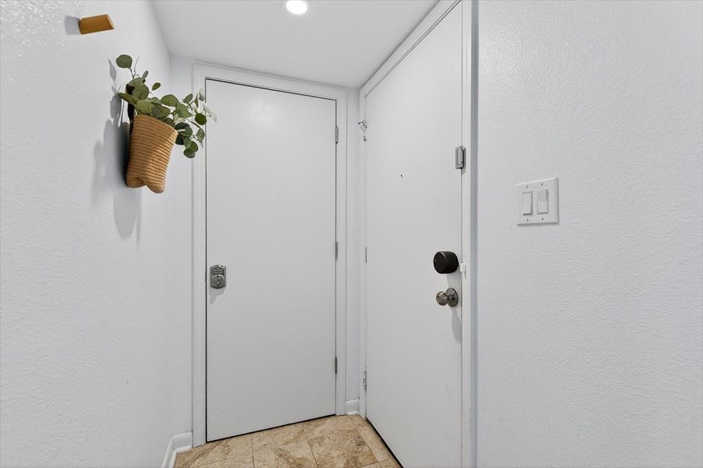 610 Lauderdale Dr 610 Property Photo 4