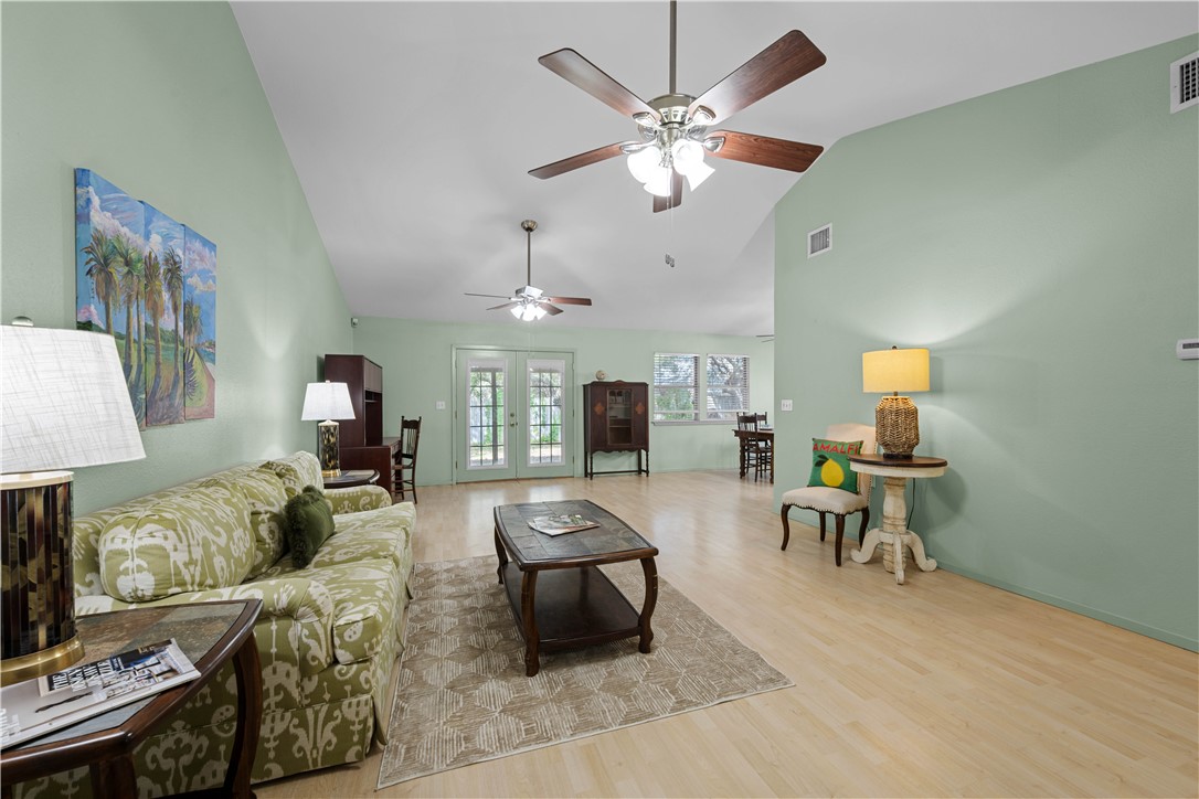1513 Bluebird Ln Property Photo 3