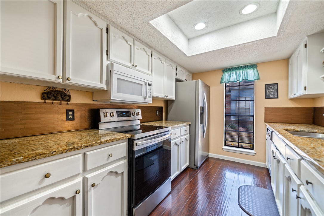 1818 Rodd Field I5 Property Photo 6