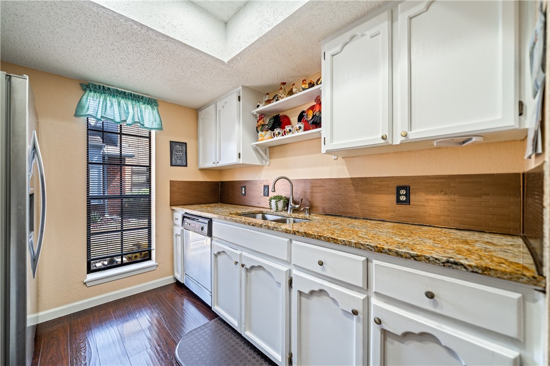 1818 Rodd Field I5 Property Photo 7