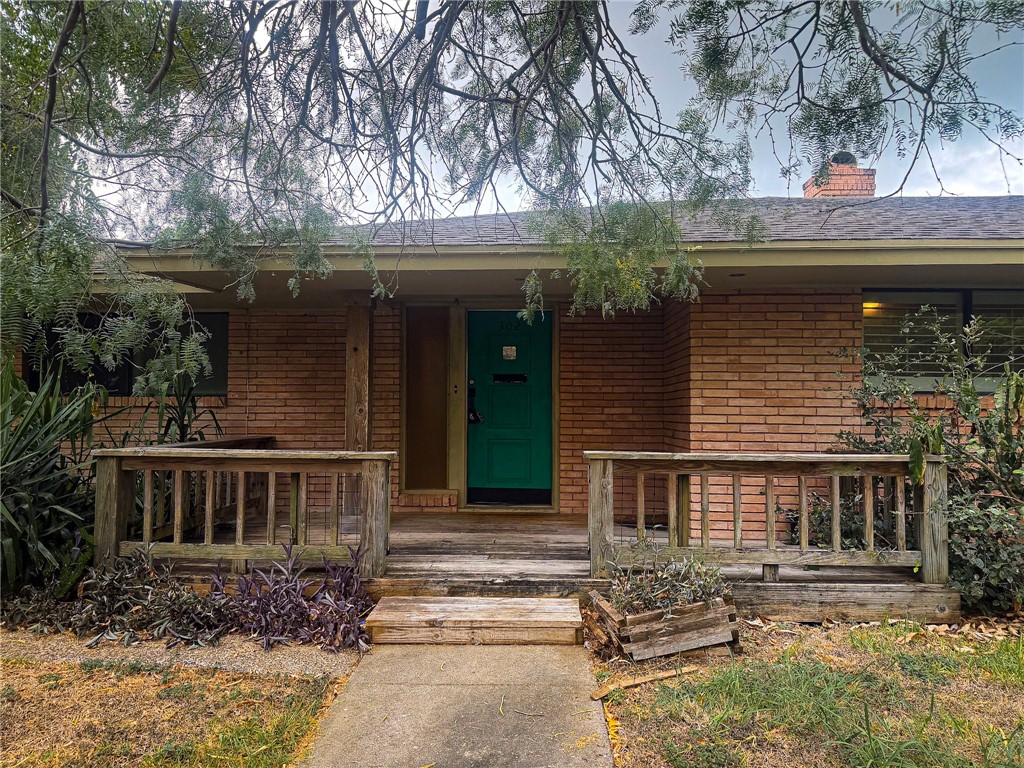 302 Montclair Dr Property Photo 1