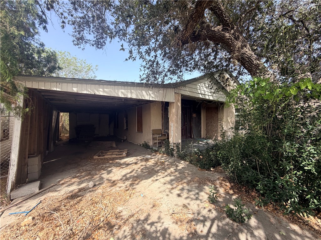 909 E 1st St Property Photo 1