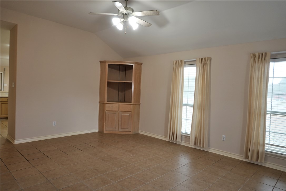 1014 Forest Oak Dr Property Photo 2