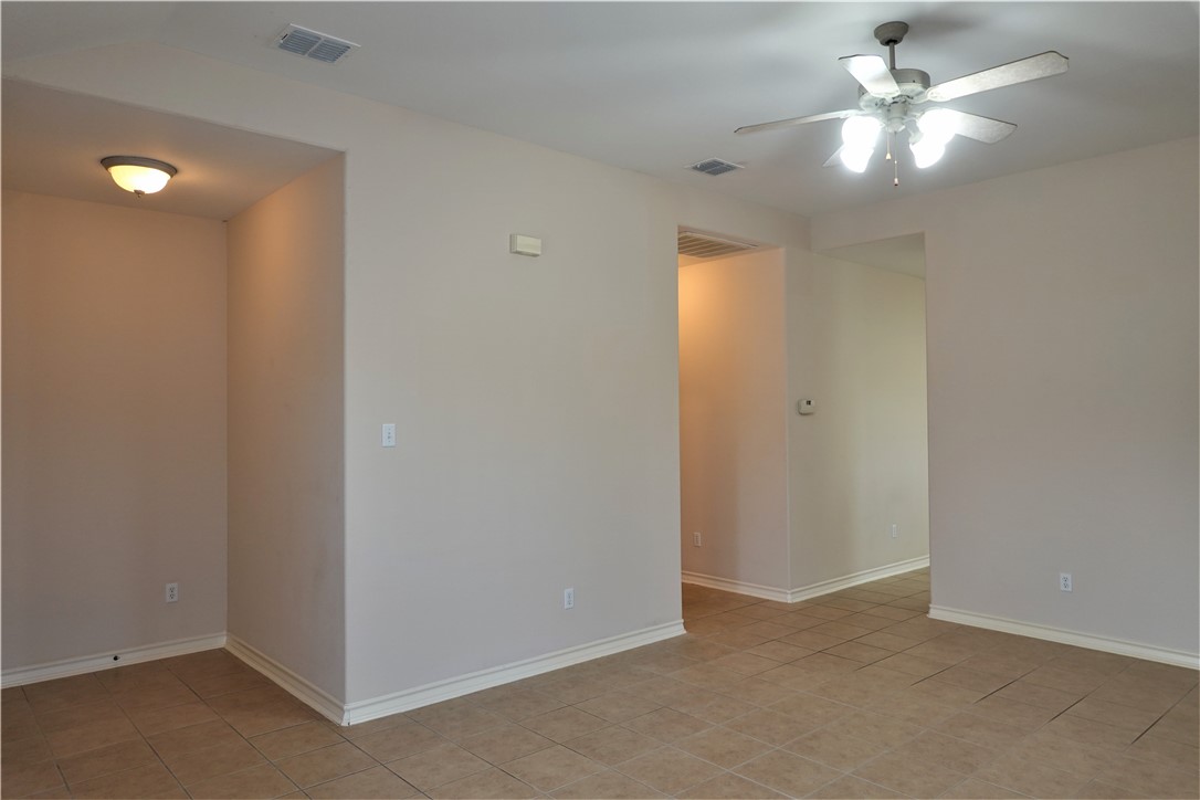 1014 Forest Oak Dr Property Photo 3