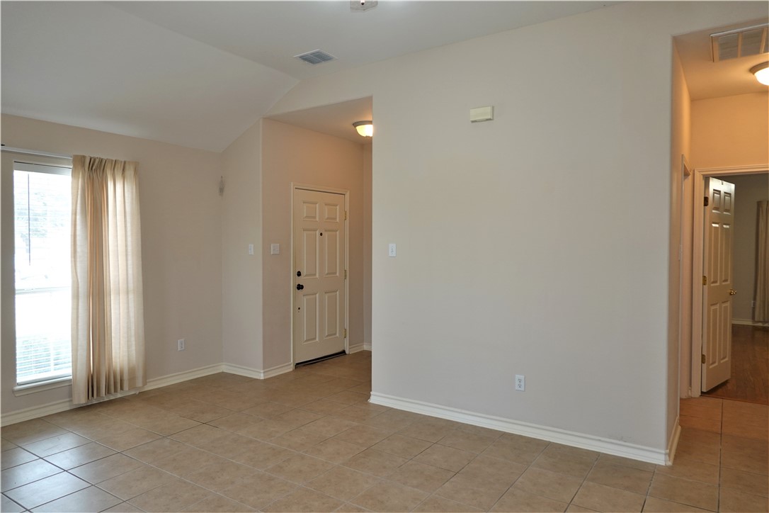 1014 Forest Oak Dr Property Photo 4