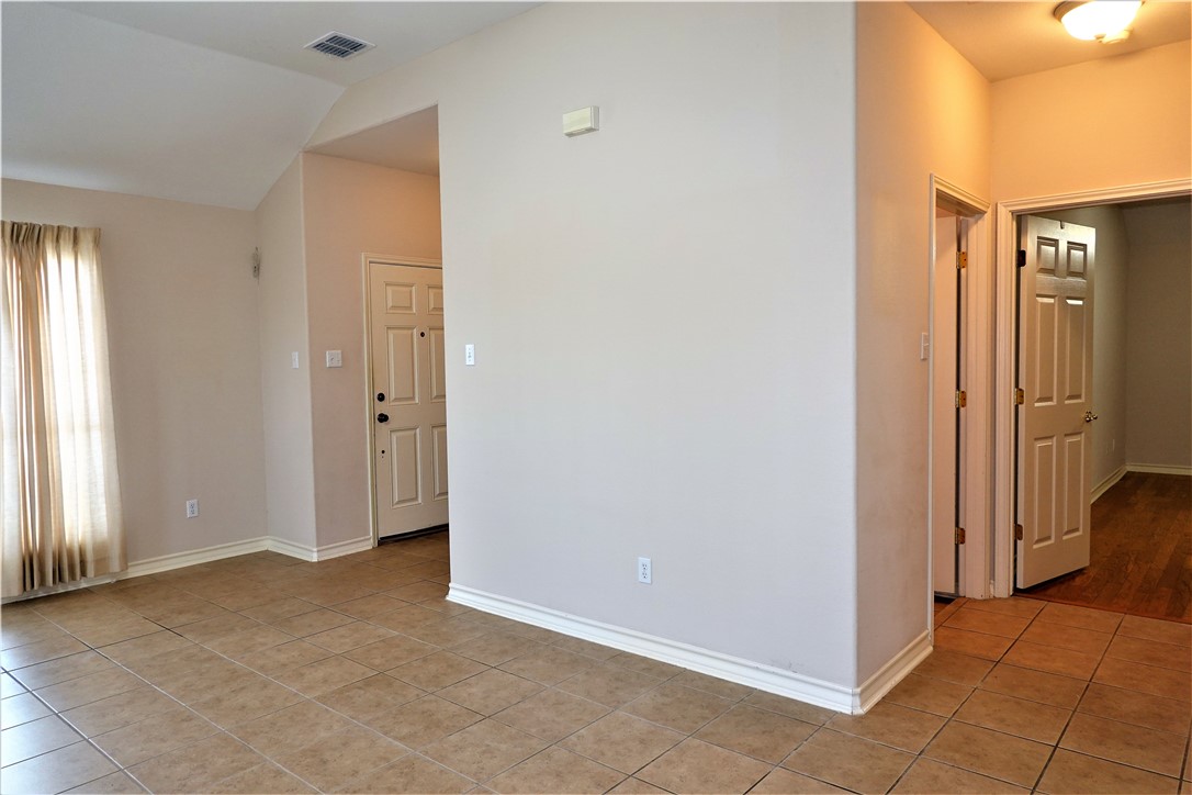 1014 Forest Oak Dr Property Photo 6