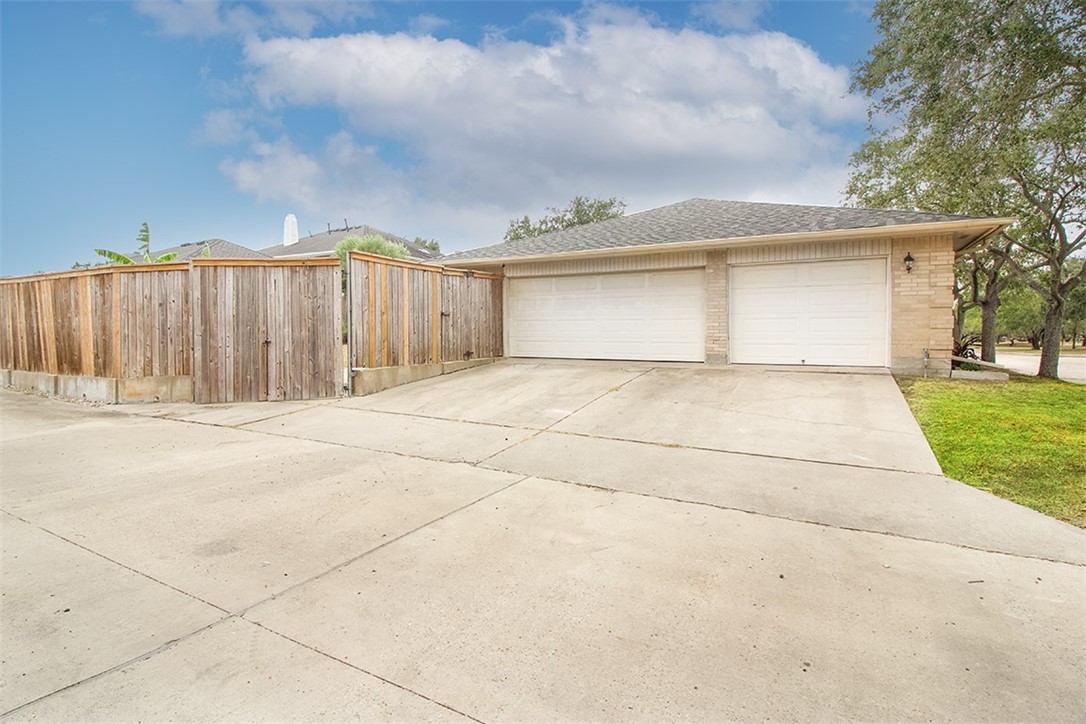 7002 Chiswick Dr Property Photo 34