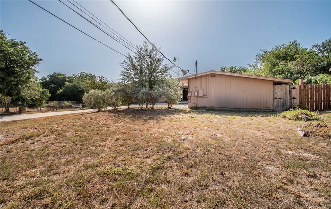 203 E Wildwood Dr Property Photo 2