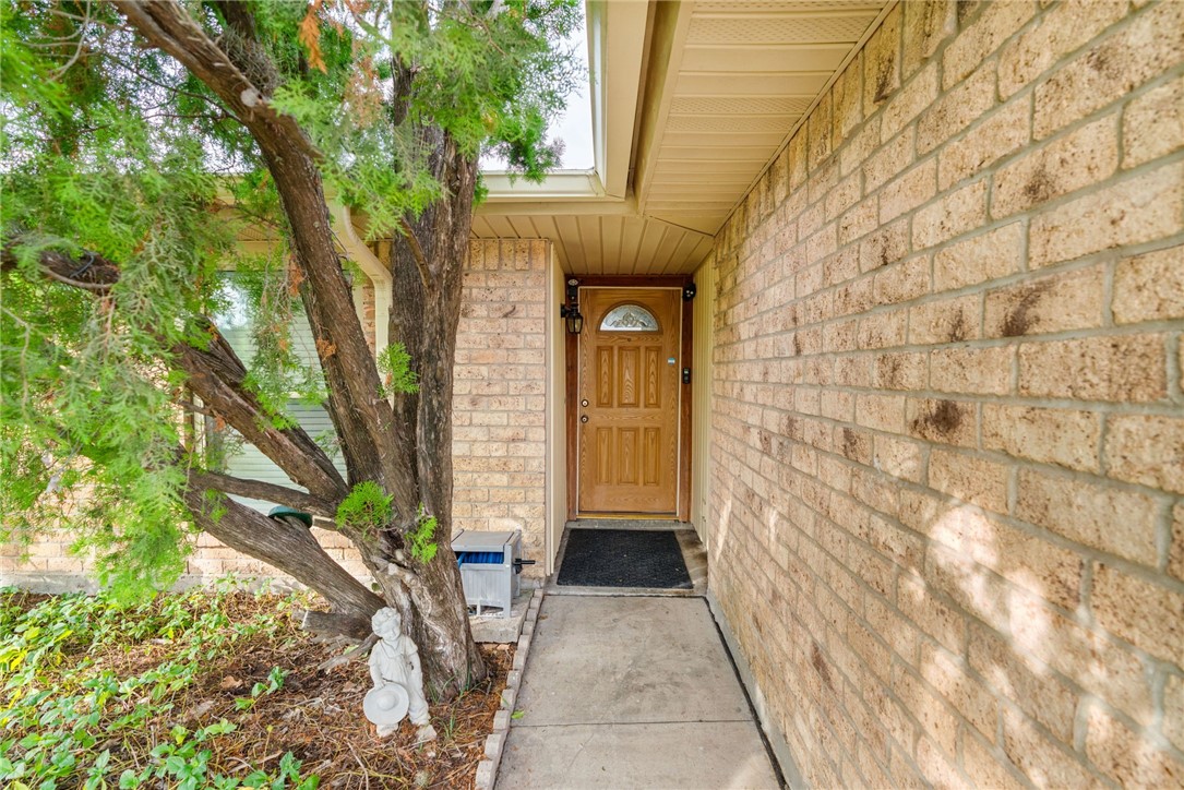 756 Alhambra Dr Property Photo 4