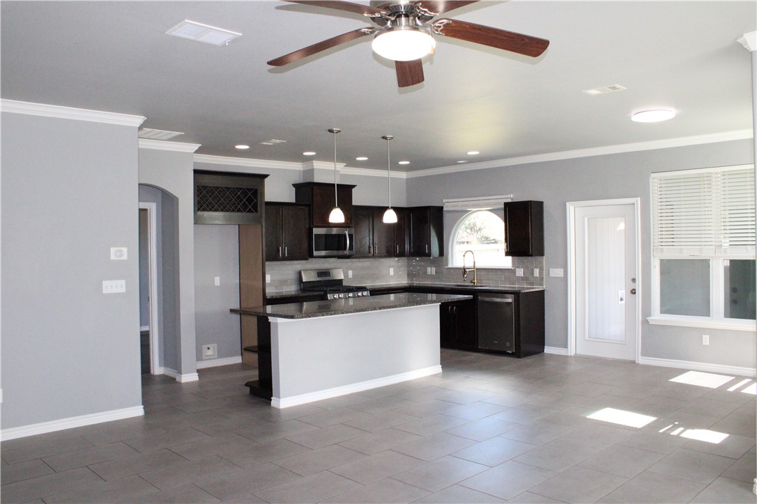 2942 Cantabria St Property Photo 3